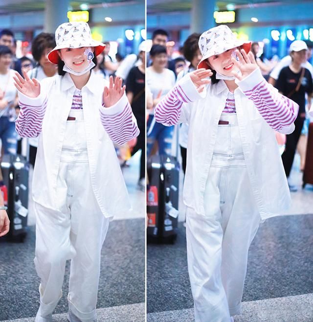 李子璇清爽造型现身机场，没想到开启了101美少女的初恋裤新潮流
