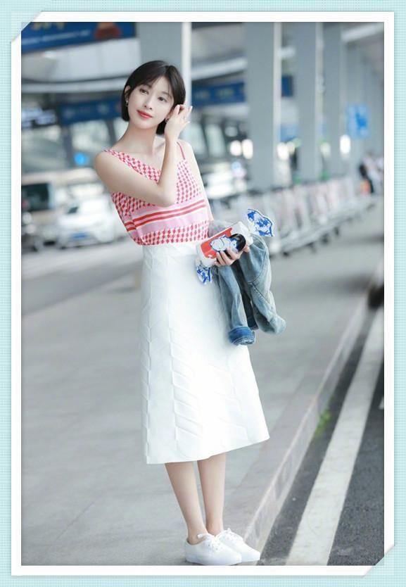 当奚梦瑶和张俪同穿吊带衫，网友：才知道明星和超模的差距有多大