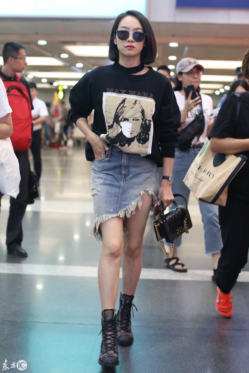 宋茜现身北京机场，牛仔短裙修出新高度 网友:右手慌忙无处可放