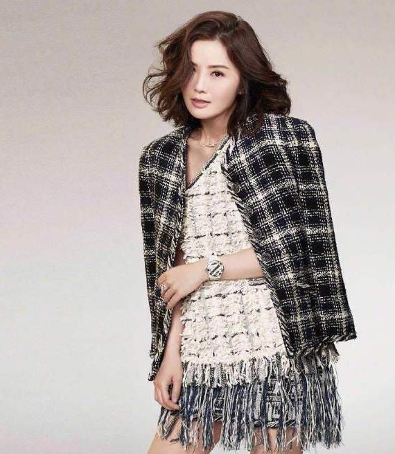 阿Sa白色吊带长裙穿成175，身形消瘦骨头凸起引热议：多吃点