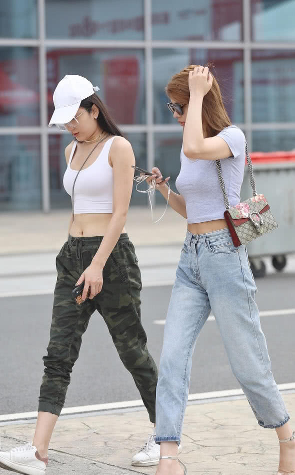 小姐姐军绿色的修身长裤尽显清爽干练的气质，身材高挑的闺蜜居然