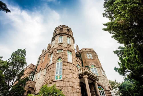 山东有座城市旅游资源很多，知名度比省会还高，到处“异国风情”