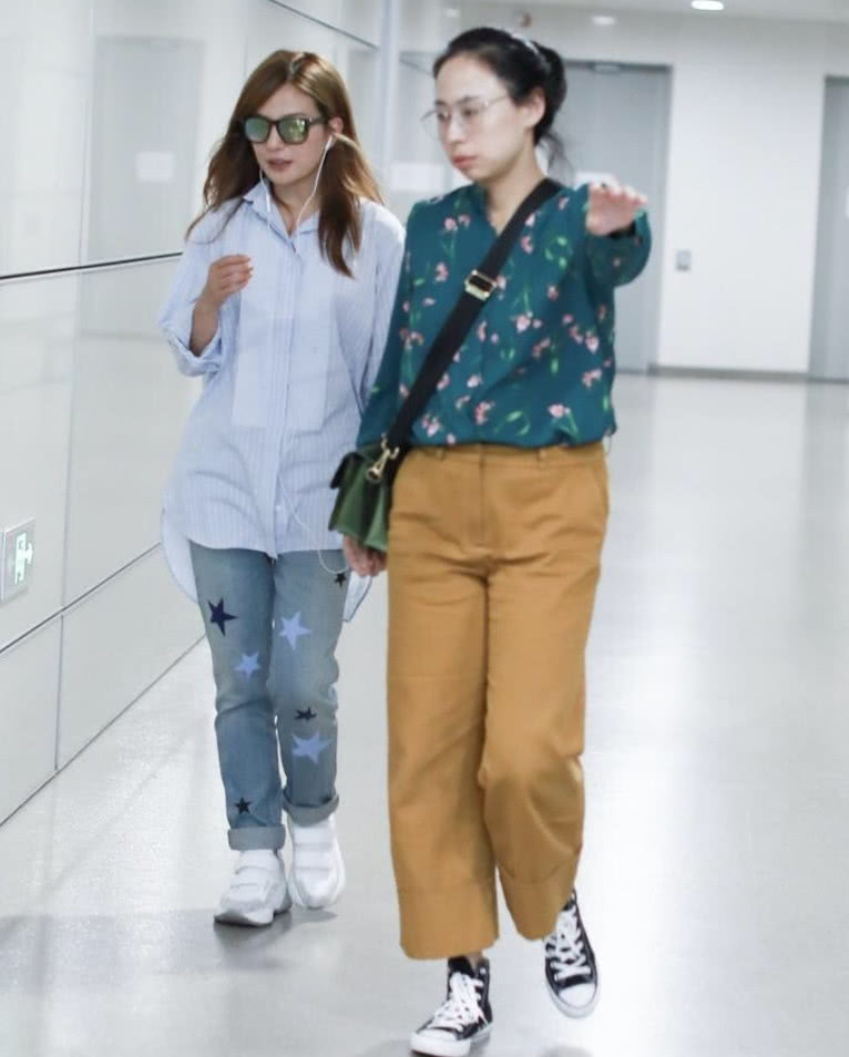 赵薇素颜亮相,还因为一条“星星裤子”,穿得比助理还像个路人!