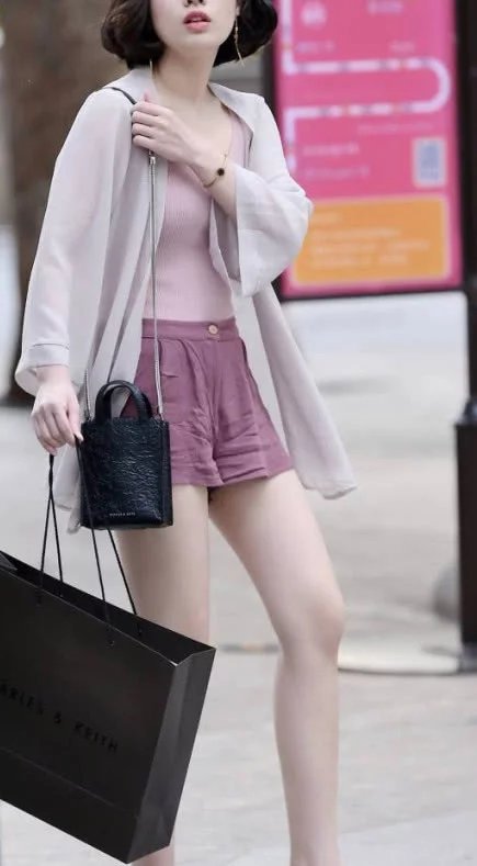 短发小姐姐气质满满，细长柔美的双腿博人眼球