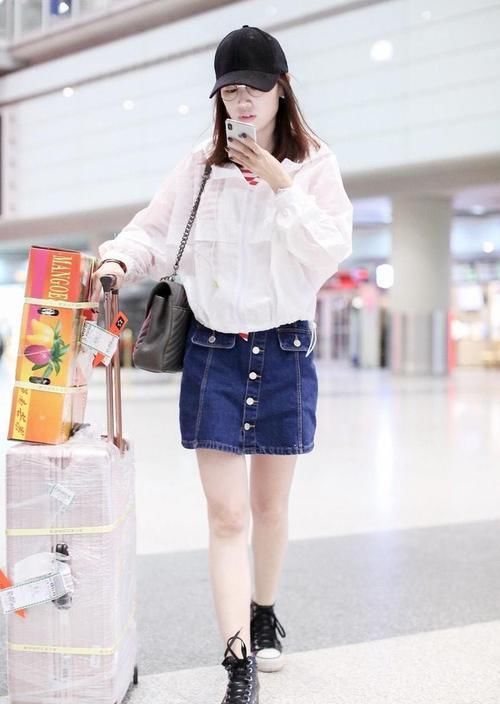  『成熟女性』33岁马蓉穿搭真少女！白色外套搭配牛仔半身裙清新简约，洋气减龄