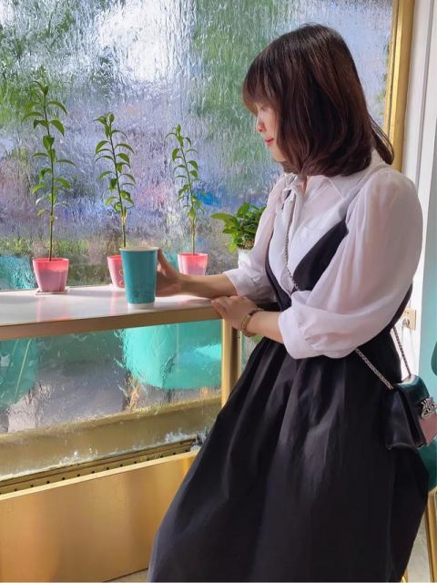  女人味|永远的经典黑色吊带裙，不仅仅是高冷，也可以很温柔很有女人味！