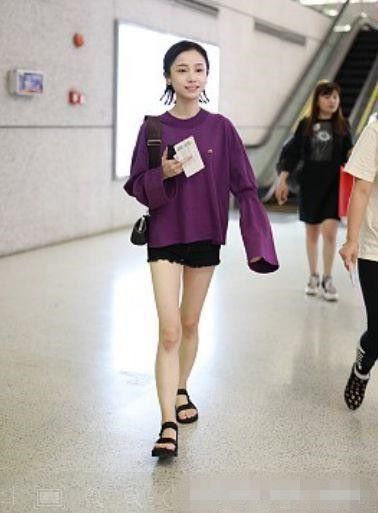 “明玉”姜梓新双腿“细如牙签”，网友:像孩子腿，还没我胳膊粗