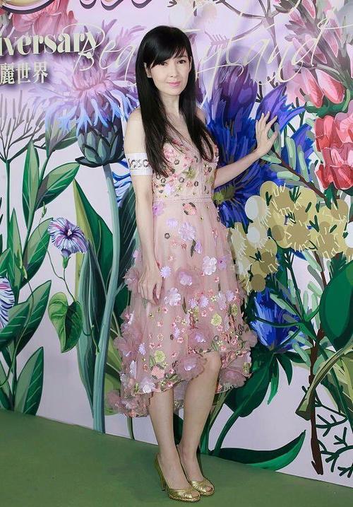 皮肤松弛，面目苍老，周慧敏这是真的老了！网友：不再是冻龄女神