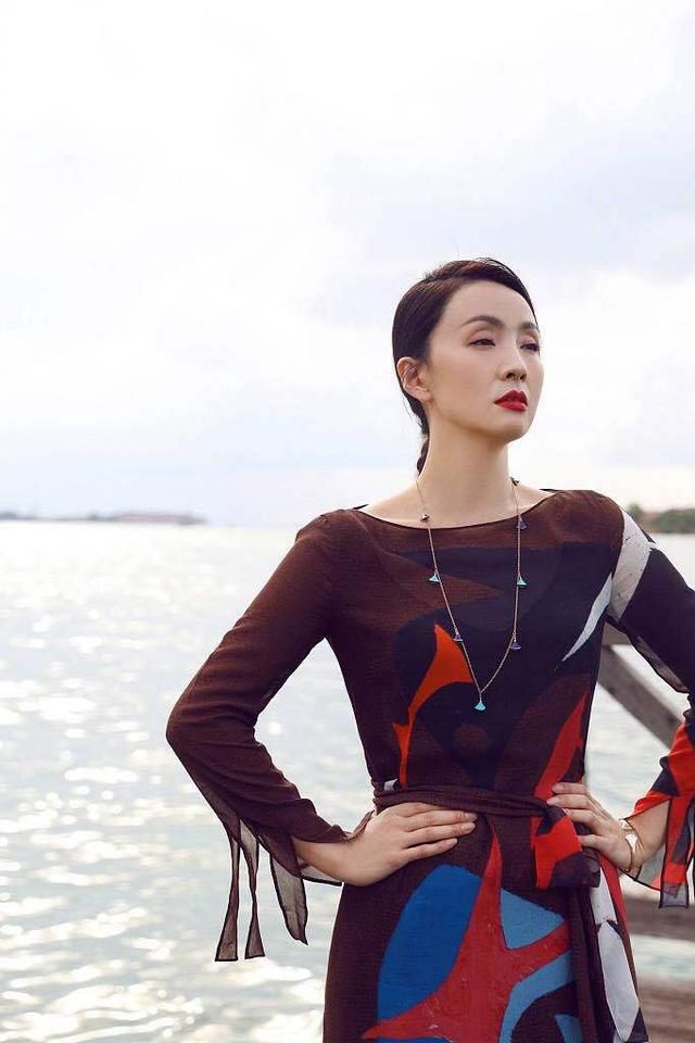 陶虹远赴威尼斯，46岁的衣服穿出初恋感，难怪徐峥爱她十年如一日