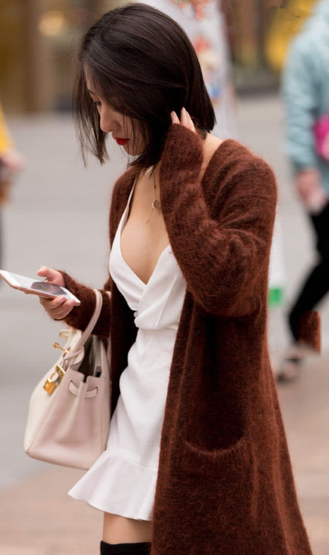 时尚小姐姐深V吊带连衣裙显出柔美曲线，轻抚着短发很迷人