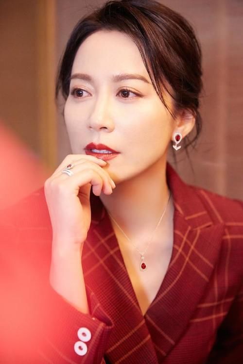  『精致』女人40以后，少戴这3种首饰！会被人“嫌弃”不说，还特别显廉价