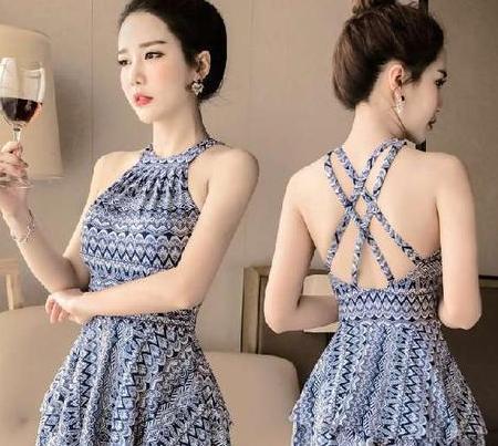 美丽迷人的小姐姐身穿泳衣，动人的身姿，特别惹人喜爱吸睛