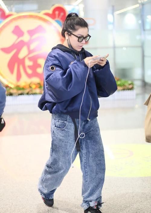  『服饰』江映蓉现身机场，穿牛仔裤搭夹克，大一号服饰不显身材