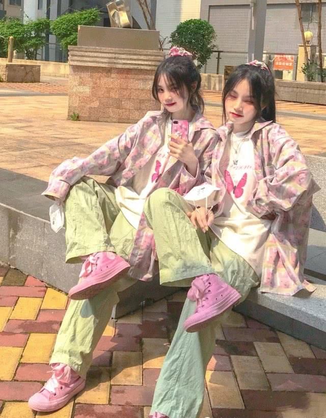  『可可馨』这一对“双胞胎＝鬼马精灵”，她们的穿搭就像艺术品一样！