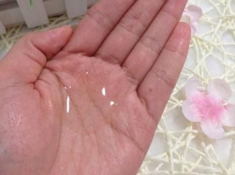  【乳液】水和保湿乳液，到底该“拍”還是“涂”？我一直犯错，怪不得保湿补水实际效果差