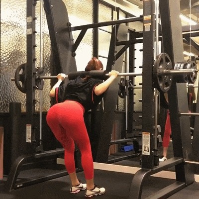 游泳池旁现健身女神, 身材傲人被点赞, 苦诉塑身心酸没人知