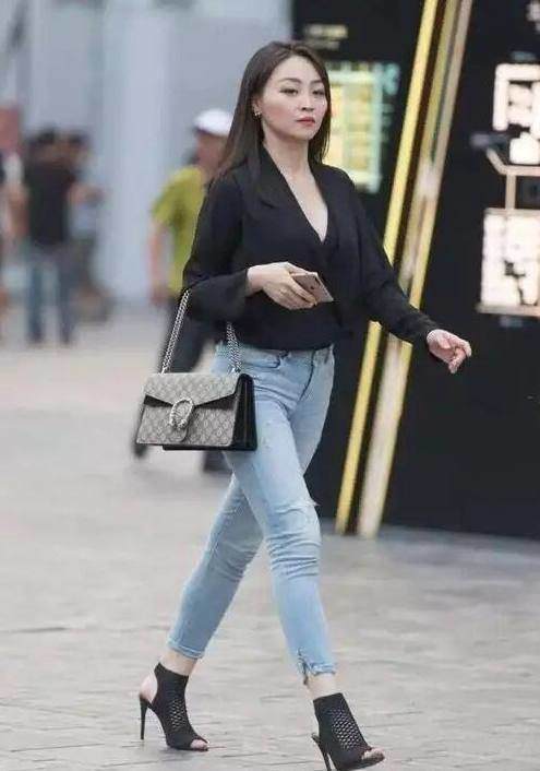 紧身牛仔裤小姐姐凹凸有致的身材，迷人的微笑，尽显清纯魅力！