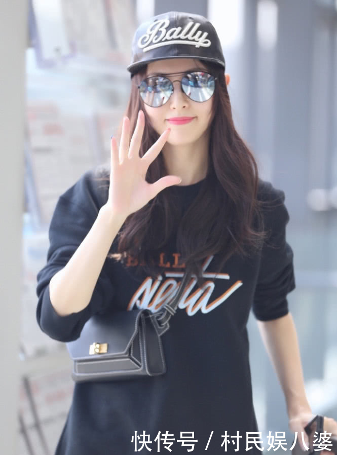 唐嫣又高又美，斜挎包短几厘米就成了胸包，连穿这么朴素都好看！