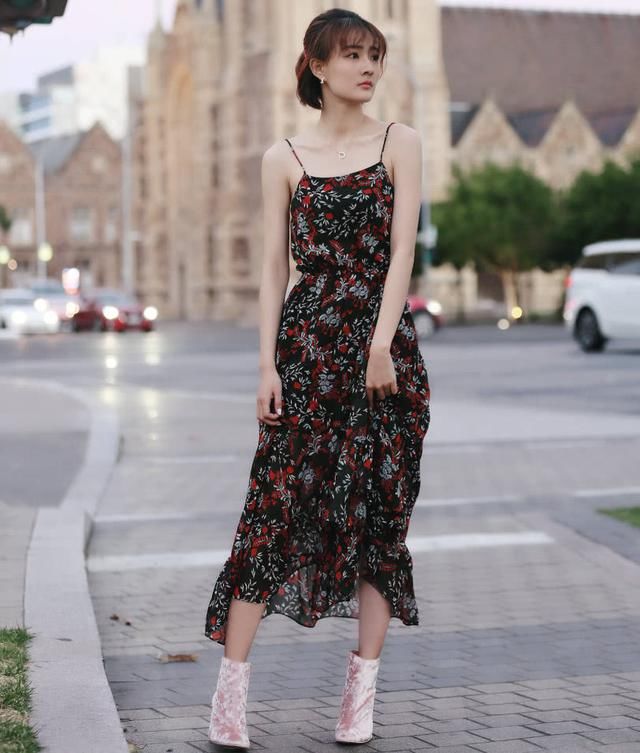 徐璐的搭配搞不明白，穿吊带裙超级仙，为啥要把脚穿“丢”？
