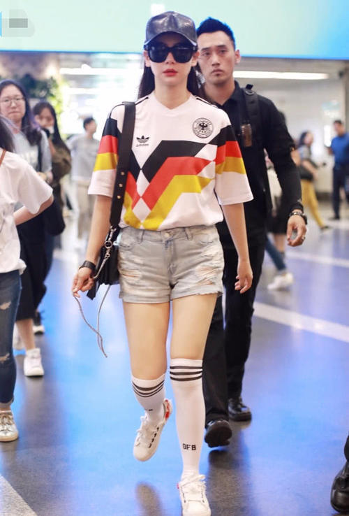 戚薇的腿怎么胖成这样了,穿长袜都挤出赘肉了,勒的不难受么?