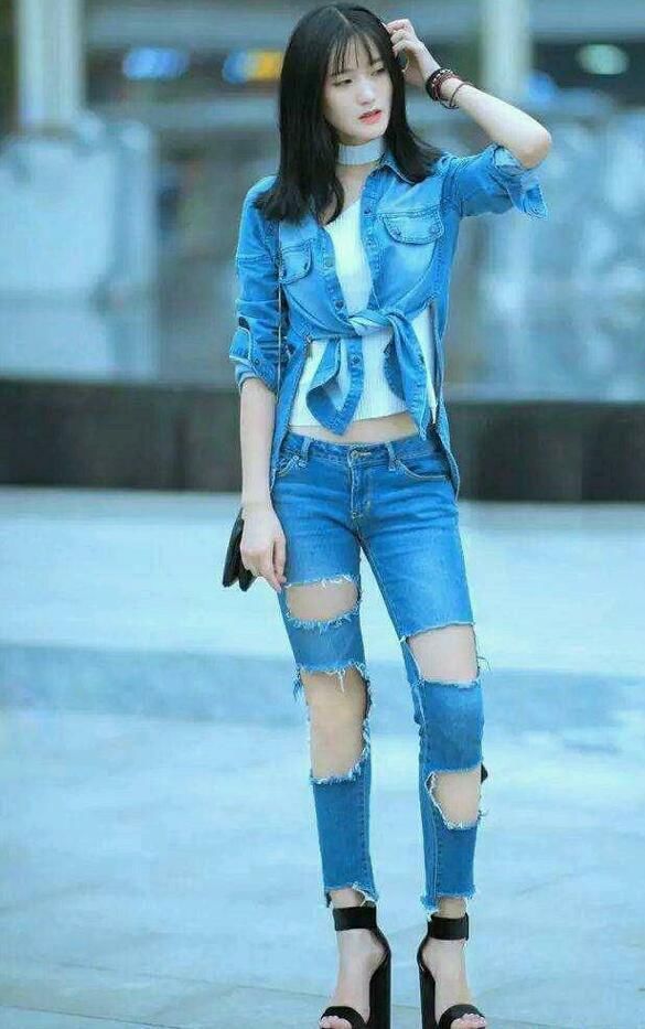牛仔裤实现美女靓丽身材，展现迷人的优雅气质