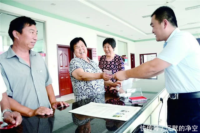 48岁下岗，社保还没缴满15年，找不到工作，没钱交社保怎么办？