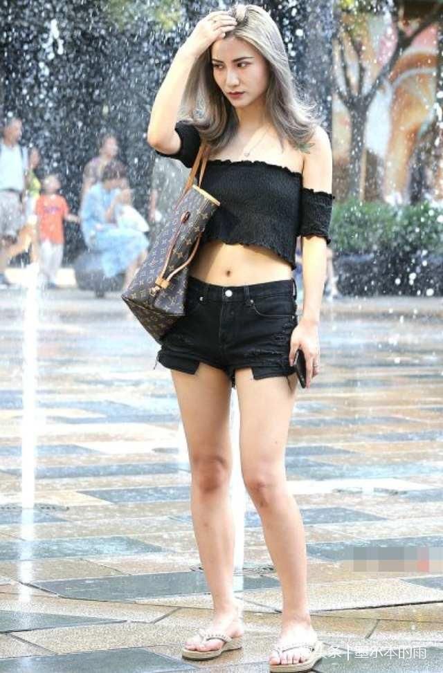 时尚街拍：牛仔热裤美女街拍，现在是穿得越破越好看了吗？