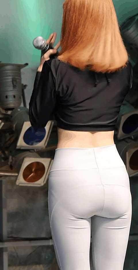 紧身裤展现青春美感, 凸显十足女人味, 性感身姿随时展露