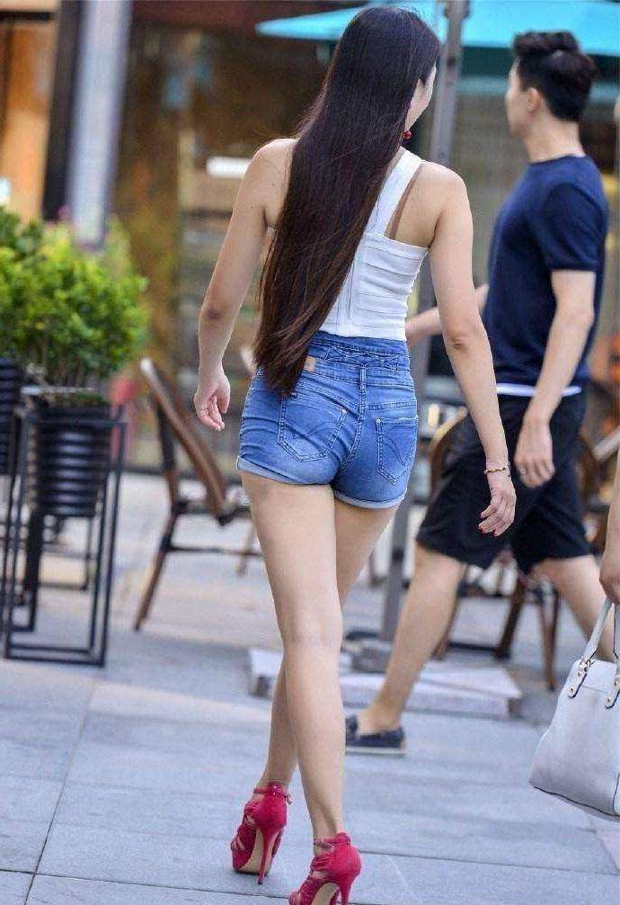 小阿姨气质成熟, 选择紧身的上衣和短裤, 修长美腿很匀称!