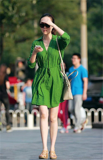  『黑色』街拍：玉貌花容的小姐姐，时尚靓丽，充满青春活力