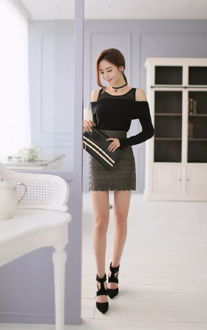 室内美女写真集：紧身上衣搭配短裙，展示傲人身材，时尚潮流性感