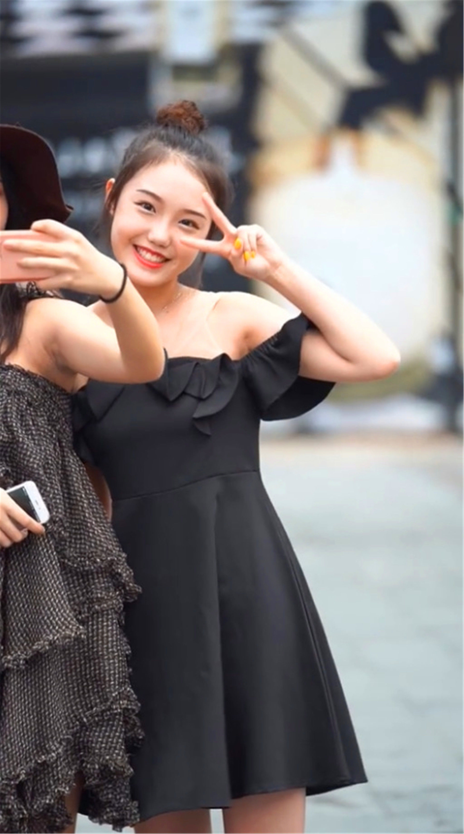 街拍:最后一位美女衣不遮体，和她一起逛街是种“折磨”!