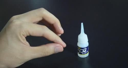  便宜货■502粘手上别硬“抠”，巧用3种“便宜货”，清洁干净还不留痕