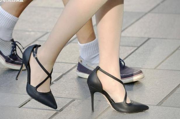 尖头细跟鞋，绽放美女足尖上的光彩