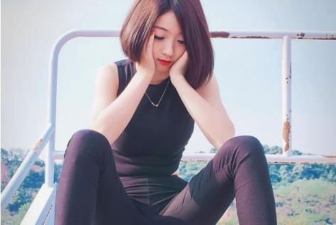 凸显气场的打底裤美女，轻松秀出大长腿，真好看