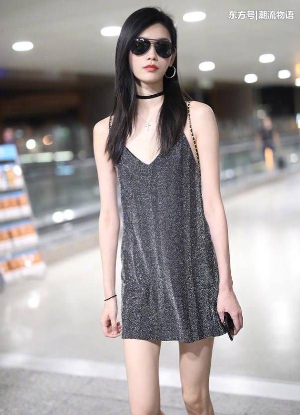 奚梦瑶穿吊带裙好凉爽,身材很不错,穿啥都好看,但长得真一般