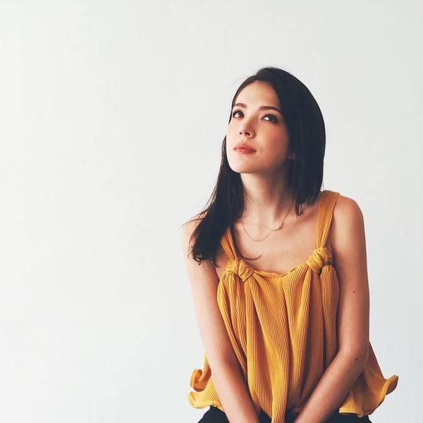 许玮宁海外旅游秀美背!却被她的一百种唇色抢了镜?都是九年义务教