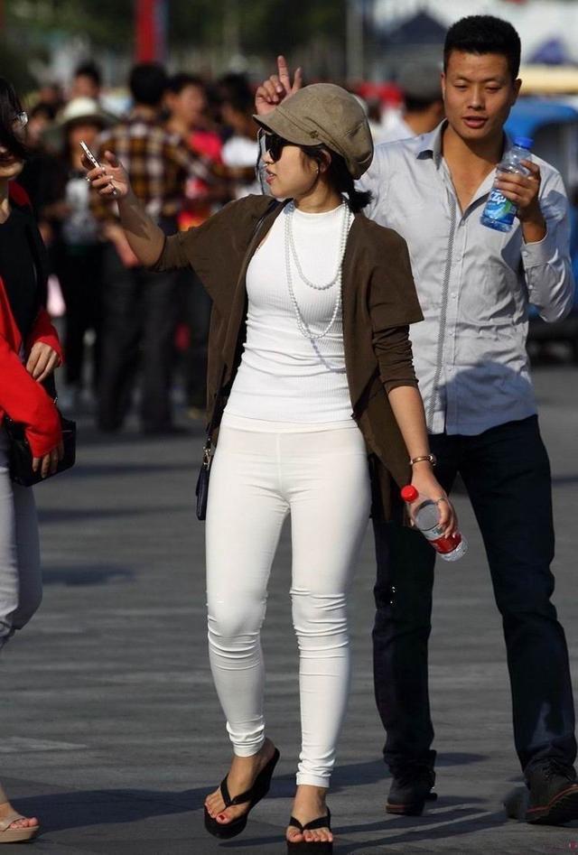 白色紧身裤带来的显瘦效果！