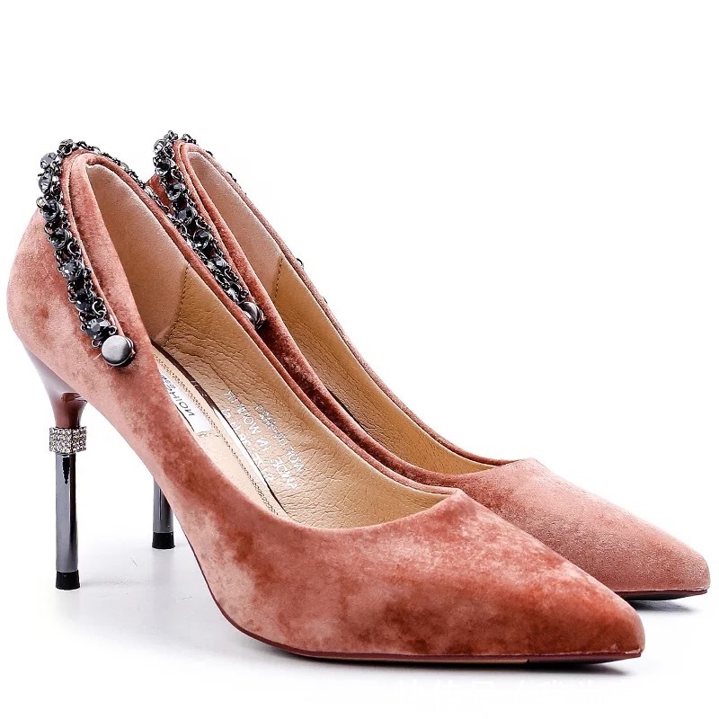 后鞋跟环绕着黑色金属链条的复古式高跟鞋