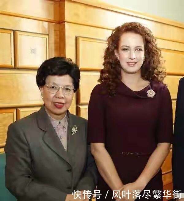  碾压：摩洛哥最美王妃，碰上高颜值的西班牙王后，靠一件民族服轻松碾压