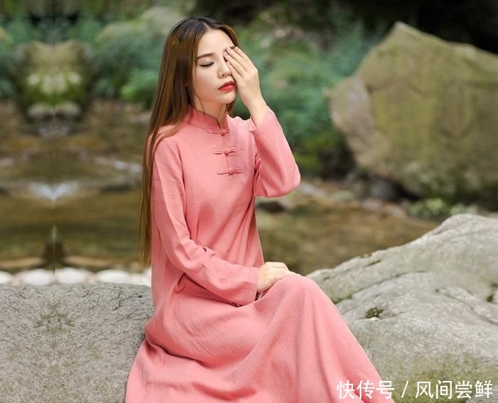  「也能够」女人一旦过了35岁，就别穿T恤+超短了！这3条裙子会更适合你