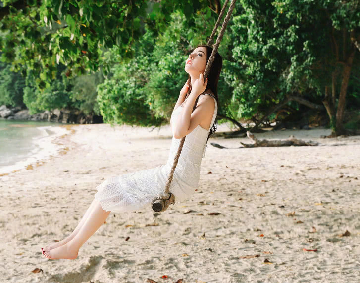 迪丽热巴真奇怪，那么紧的裙子也穿得进去，还把前凸后翘曲线穿没