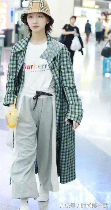 周冬雨胆真大!长外套配宽松运动裤 网友:一般人还真不敢这样穿