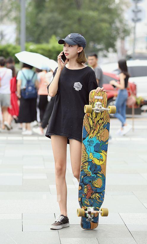 街拍：美女穿裹胸上街，裸露小蛮腰，大叔五米开外还在回头看