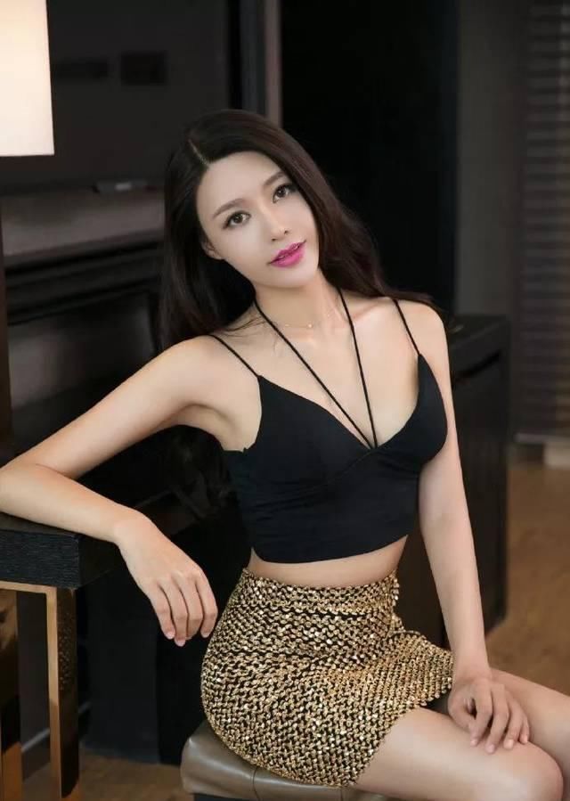  「女士」紧身裙配搭高跟鞋子，秀出女士雅致风采的气场