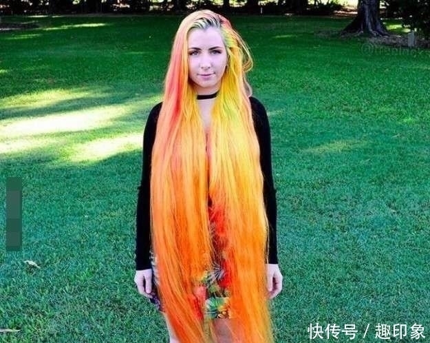 「居然」她一辈子没剪过头发,一直染发,解开头发后居然变成了这样