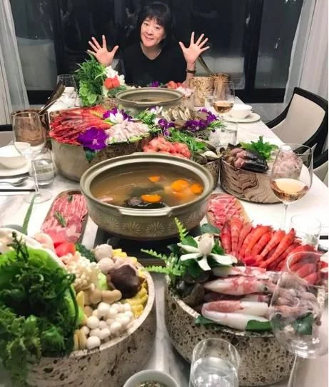 安以轩超孝顺,昔日回家请妈妈吃大餐,陈荣炼岳母素颜出镜坐主位