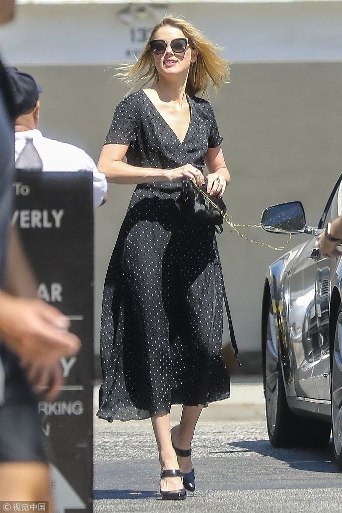 德普前妻艾梅柏高衩连衣裙秀两米大白腿 风吹裙摆险走光惊慌到手