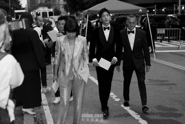 井柏然首启纽约时装周 丝绒西装演绎绅士浪漫