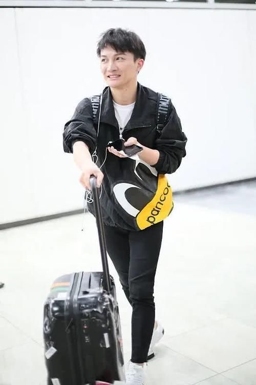 【时髦】个子不到165怎么穿?看看身高161的周深,造型时髦又显高